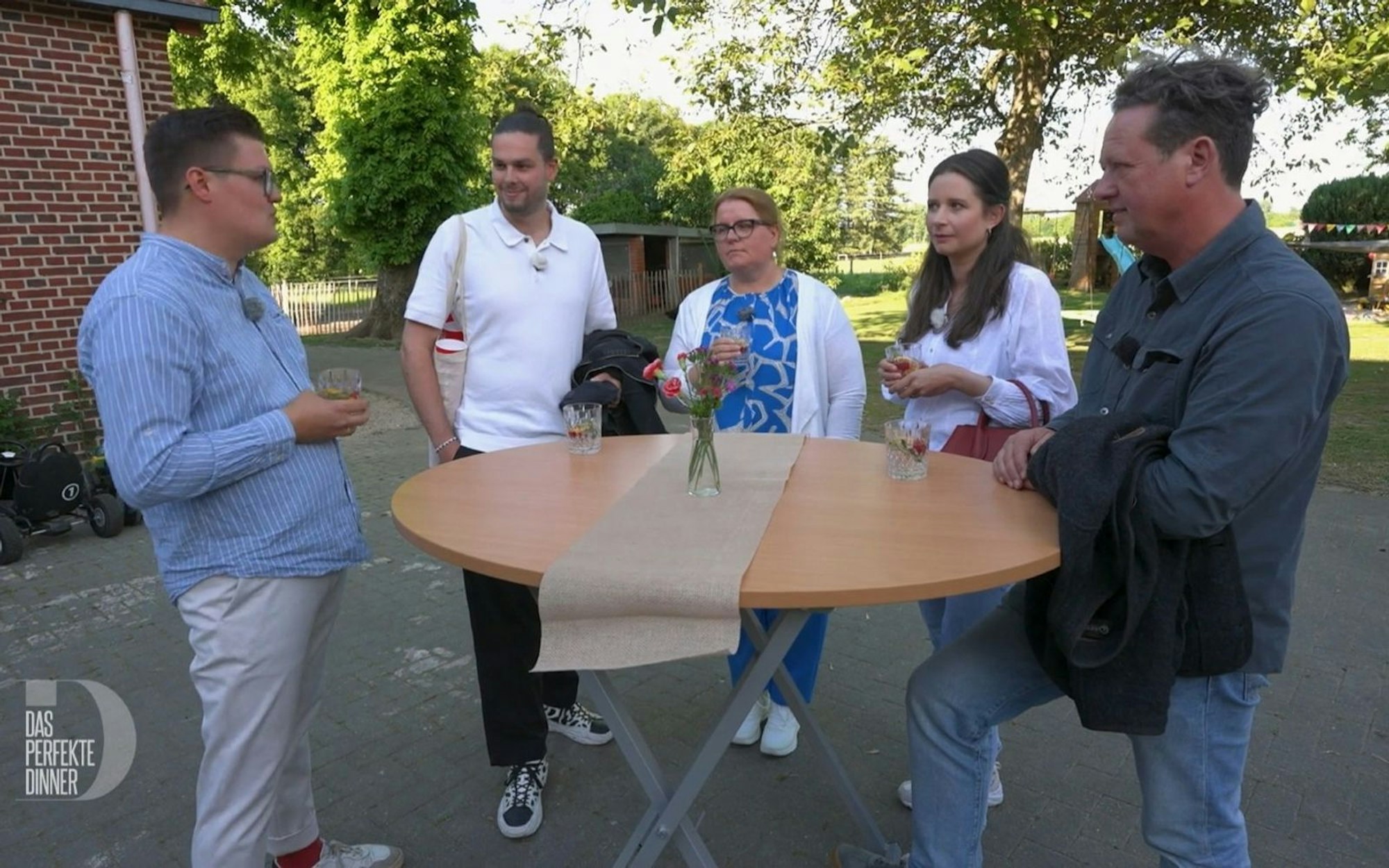 Den Aperitif reicht Finn im Garten seines weitläufigen Anwesens. (Bild: RTL)
