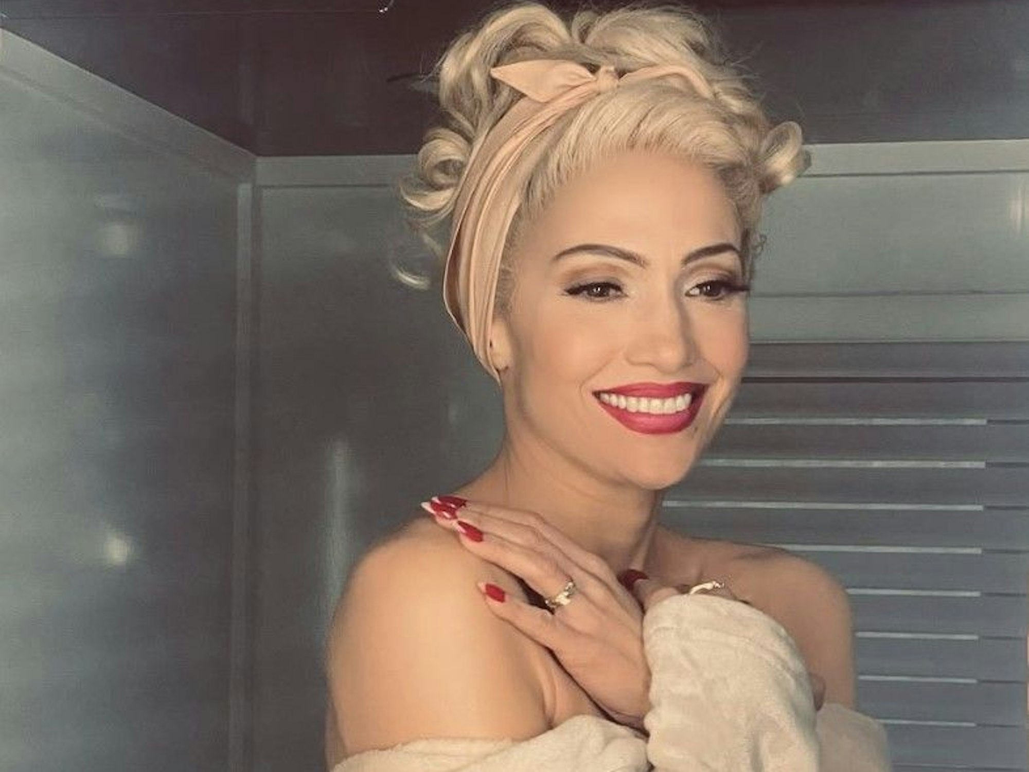 Jennifer Lopez mit platinblonden Haaren.