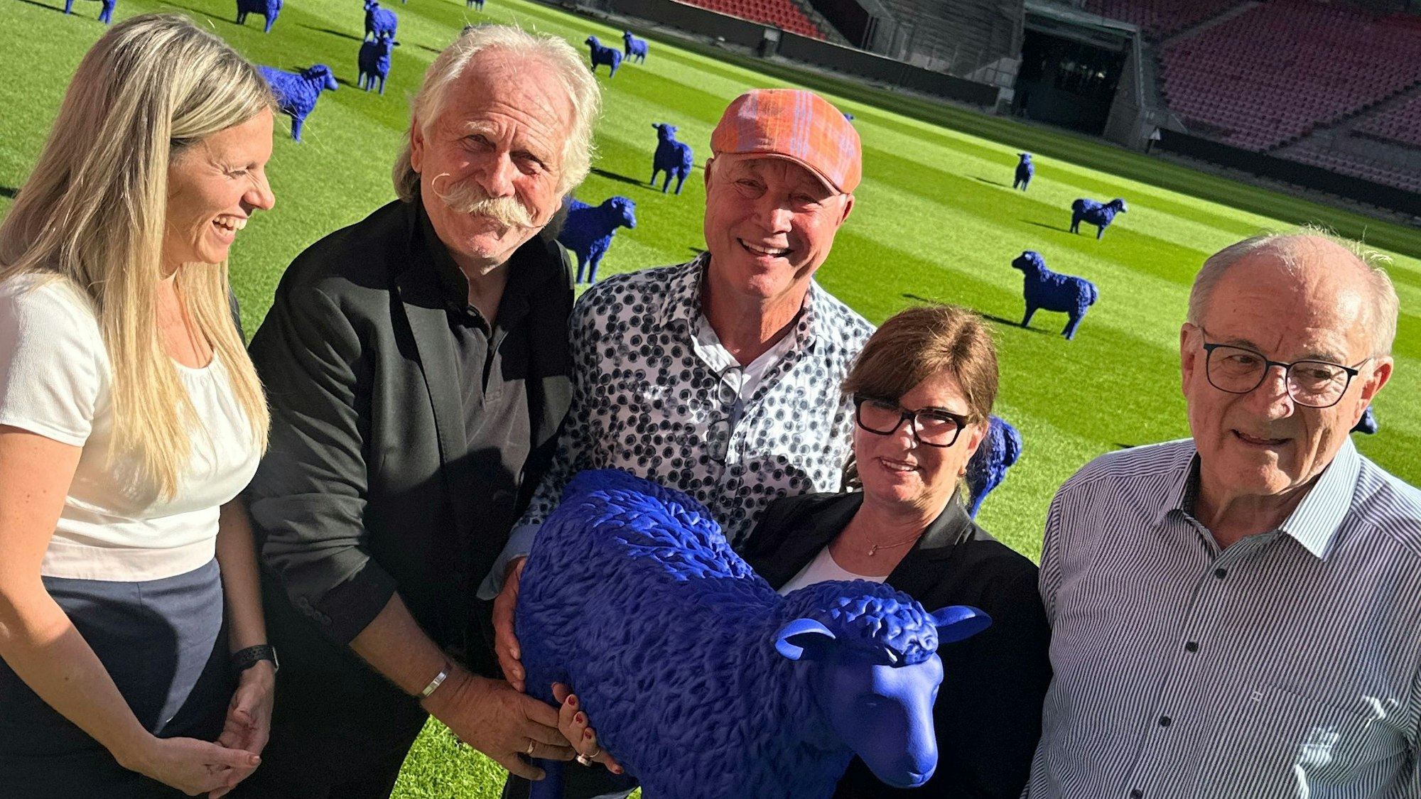 Alexandra Oeser, Henning Krautmacher, Peter Werner, Bertamaria Reetz und Heinz Hilgers halten ein Schaf in der Hand.