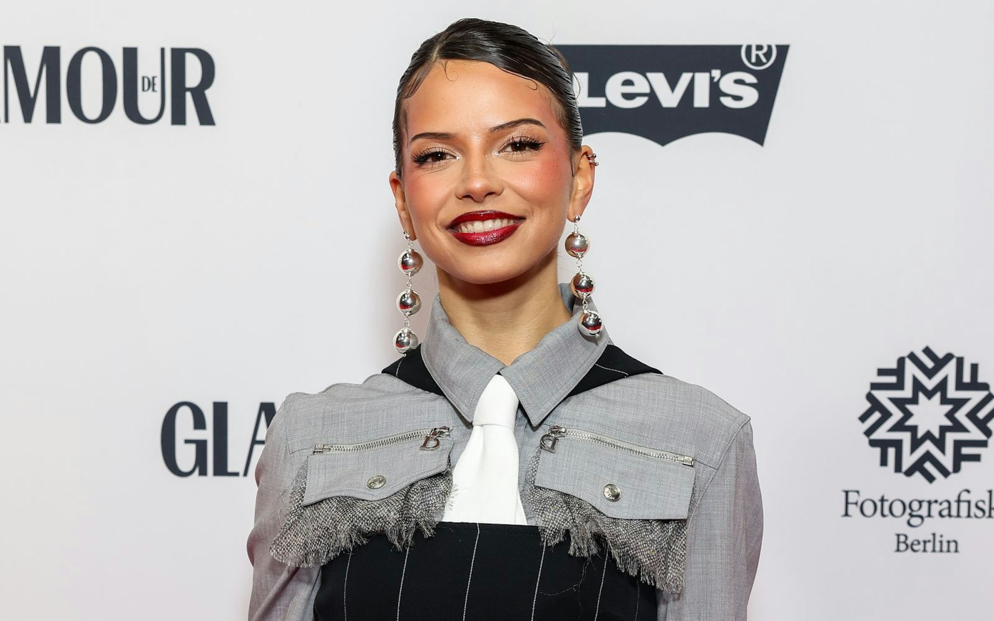 Nina Chuba veröffentlicht am Freitag, 19. September, ihr zweites Studioalbum „Ich liebe mich, ich liebe mich nicht“. Ihre Karriere begann sie jedoch als Schauspielerin. Erkennen Sie die junge Nina? (Bild: 2024 Getty Images/Gerald Matzka)
