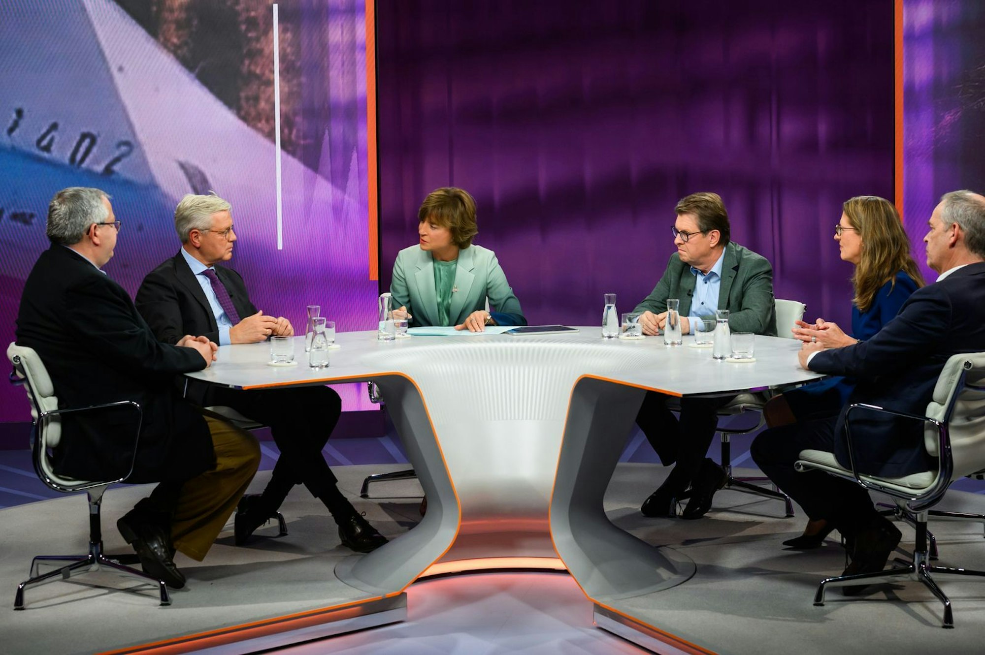 Rüdiger Bachmann, Norbert Röttgen, Ralf Stegner, Susanne Wiegand und Johannes Hano waren zu Gast bei „Maybrit Illner“. (Bild: ZDF/Jule Roehr )