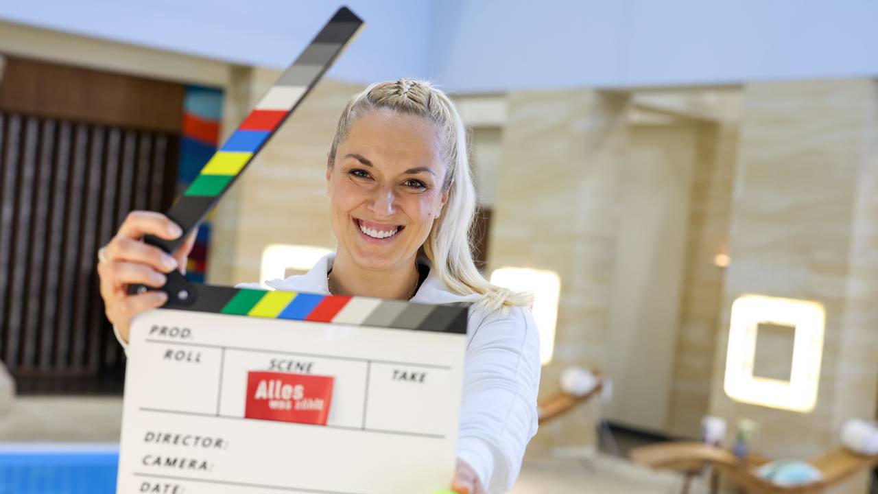 Sabine Lisicki steht mit einer Filmklappe im Filmset der RTL-Vorabendserie „Alles was zählt“.
