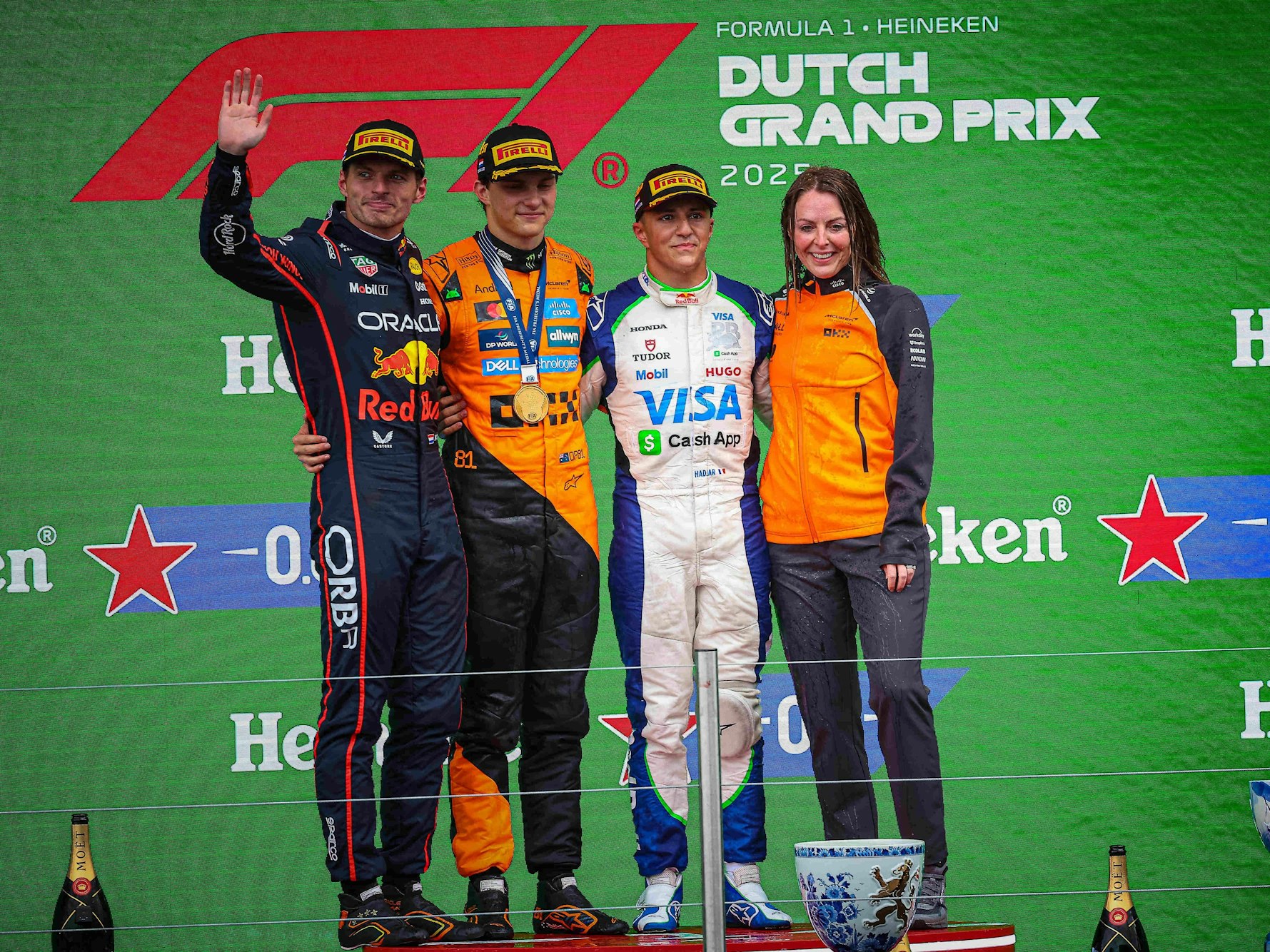 Max Verstappen (l.), Oscar Piastri (2.v.l.) und Isack Hadjar (2.v.r.) stehen auf einem Podest nach dem Rennen in den Niederlanden.