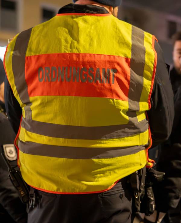 Mitarbeiter des Ordnungsamtes kontrollieren am Brüsseler Platz (Archivfoto).
