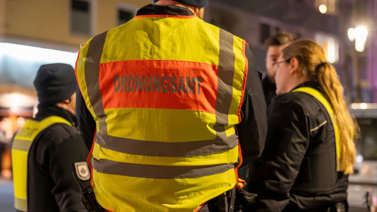 Mitarbeiter des Ordnungsamtes kontrollieren am Brüsseler Platz (Archivfoto).