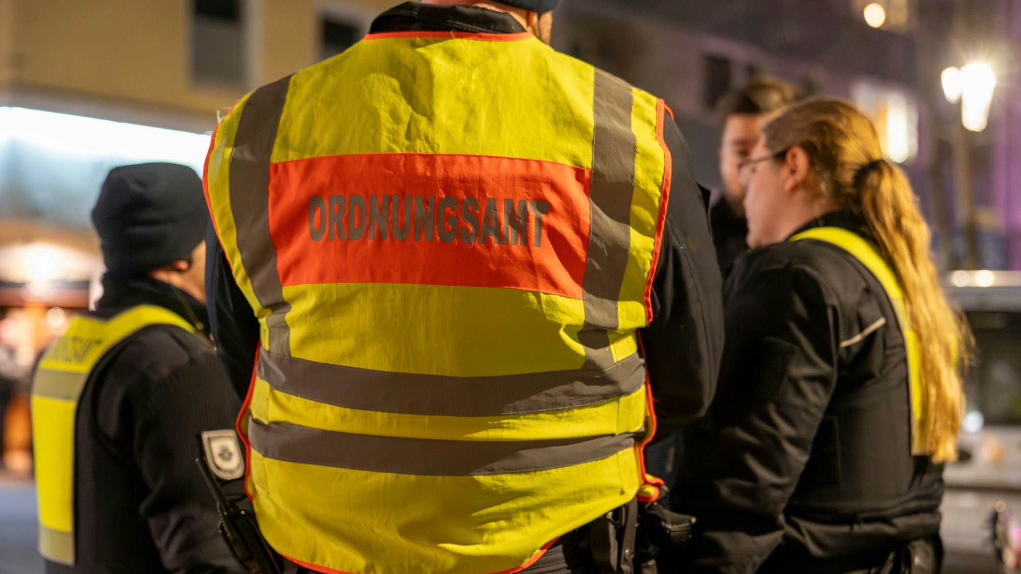 Mitarbeiter des Ordnungsamtes kontrollieren am Brüsseler Platz (Archivfoto).