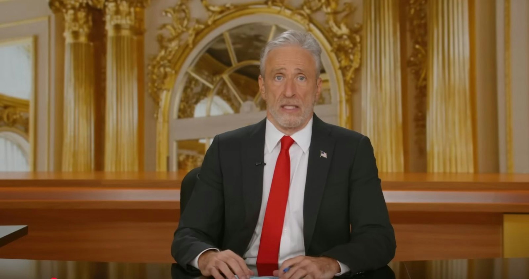 Talkshow-Host Jon Stewart reagierte mit einer Parodie und gab den Moderator eines vom Staat kontrollierten TV-Formats, das dem Diktator in absurder Weise huldigt. (Bild: YouTube)