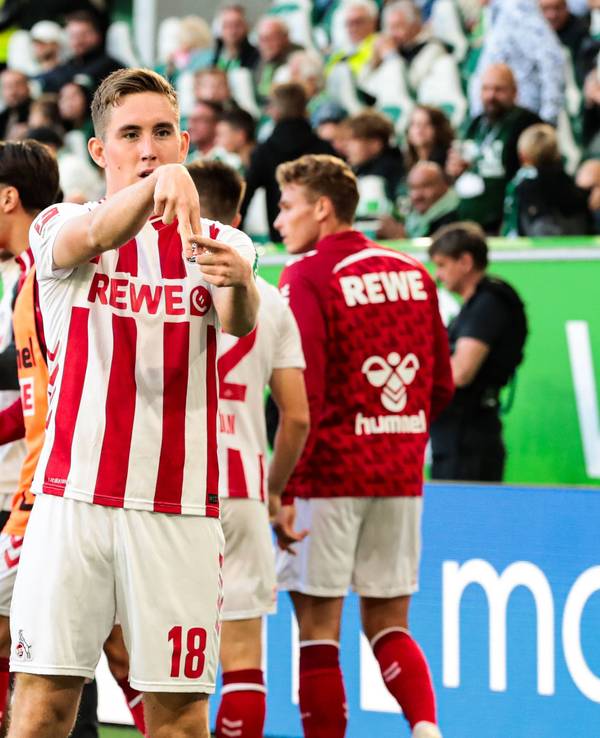 Isak Johannesson zeigt beim Torjubel ein mit seinen Fingern geformtes A in die Kamera.