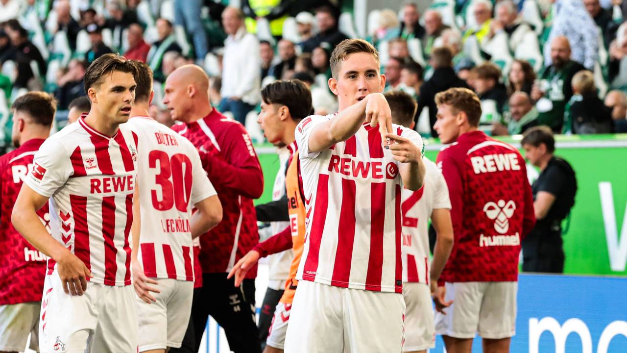 Isak Johannesson zeigt beim Torjubel ein mit seinen Fingern geformtes A in die Kamera.