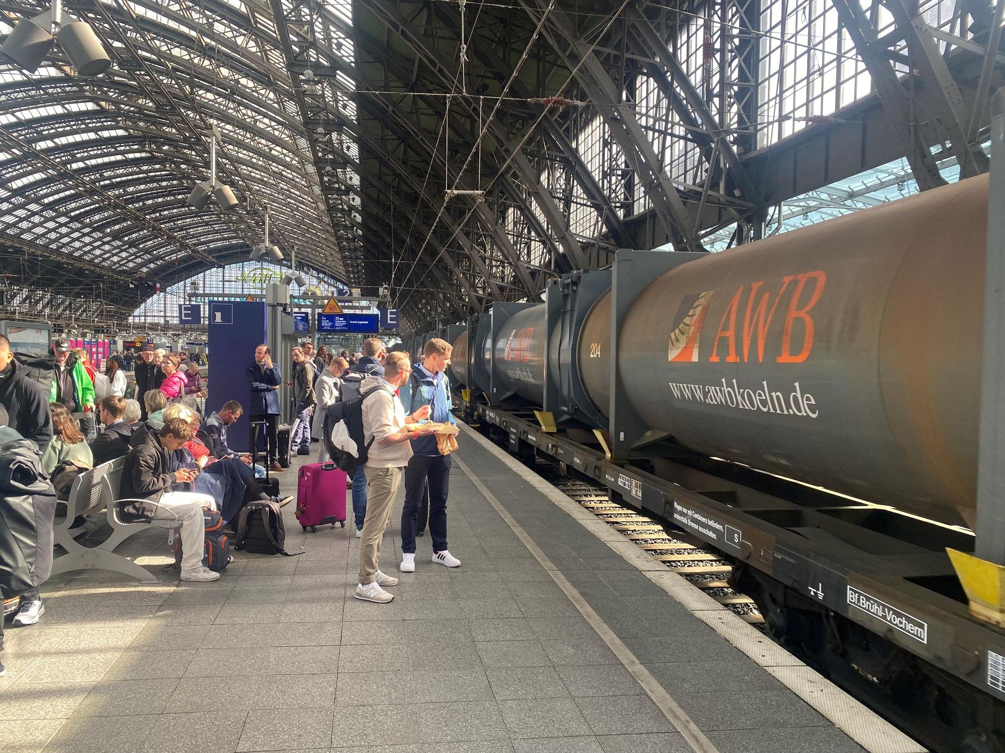 Ein Zug mit AWB-Containern im Kölner Hauptbahnhof.