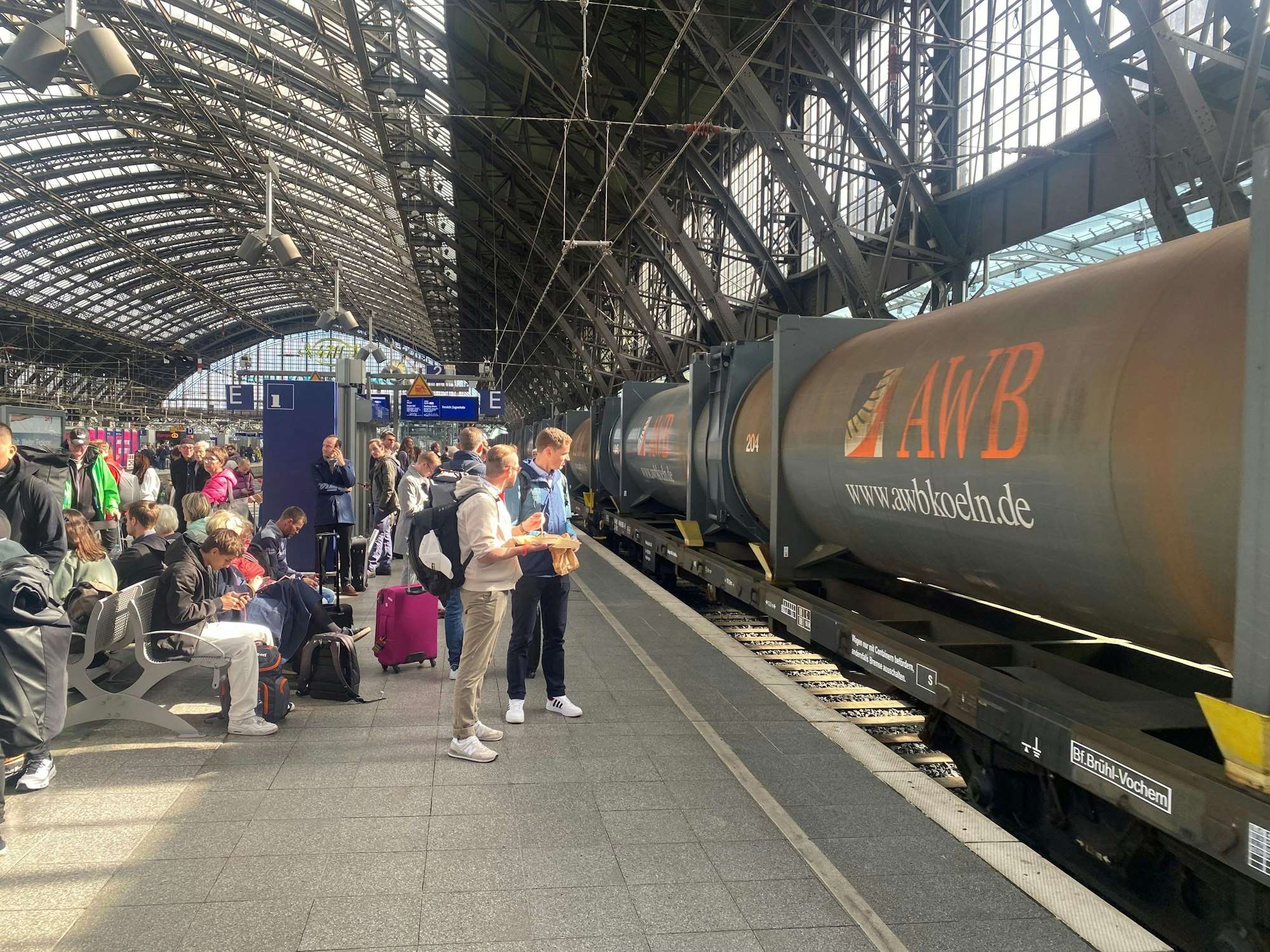 Ein Zug mit AWB-Containern im Kölner Hauptbahnhof.