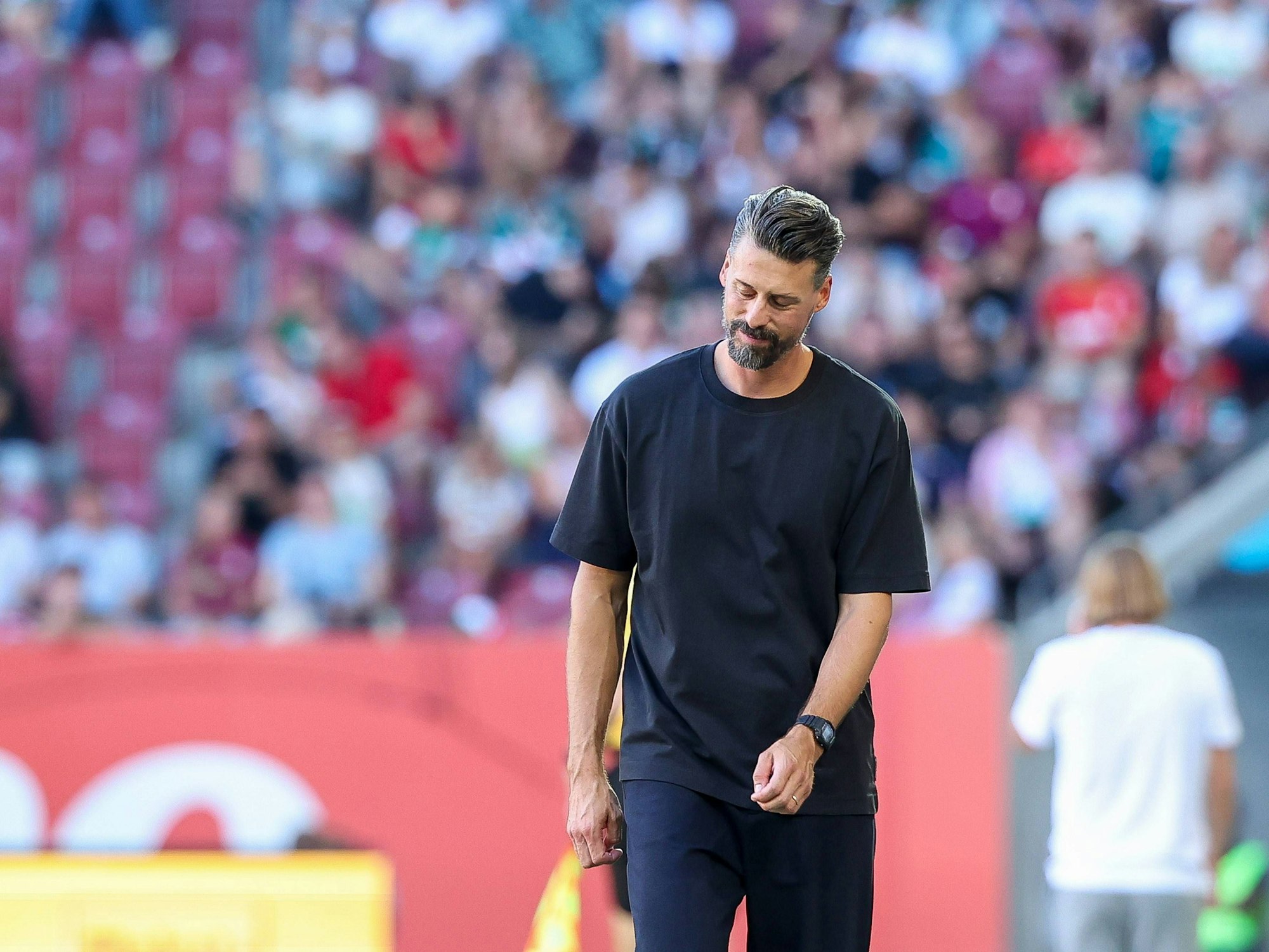 Sandro Wagner steht enttäuschtz an der Linie.