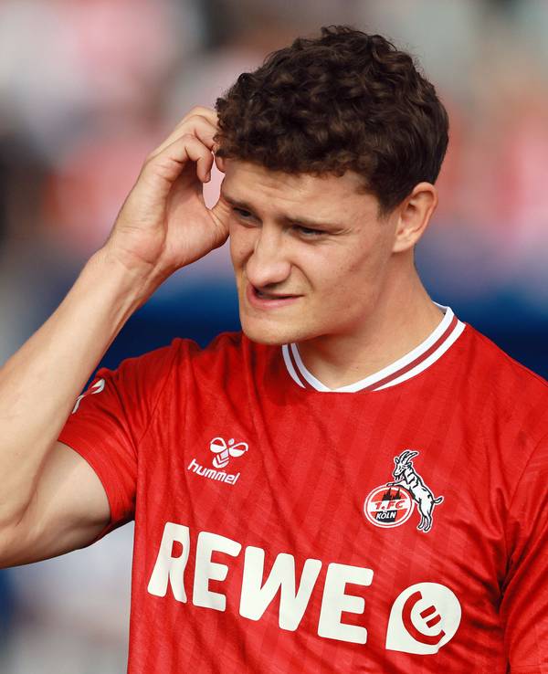 Eric Martel fasst sich an das rechte Ohr.