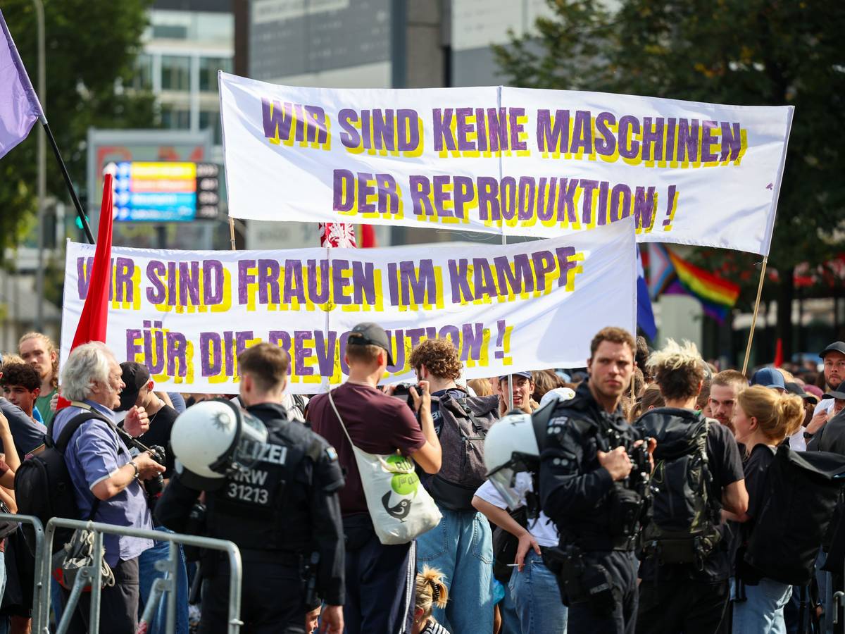 Menschen halten Transparente mit der Aufschrift „Wir sind keine Maschinen der Reproduktion“ und „Wir sind Frauen im Kampf für die Revolution“.