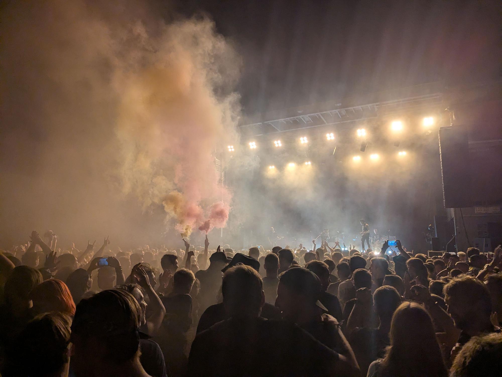 Blick auf die Bühne, im Publikum zündete jemand Pyrotechnik.