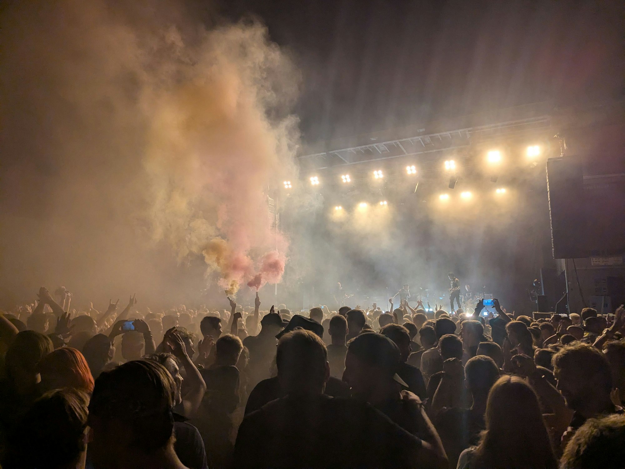 Blick auf die Bühne, im Publikum zündete jemand Pyrotechnik.