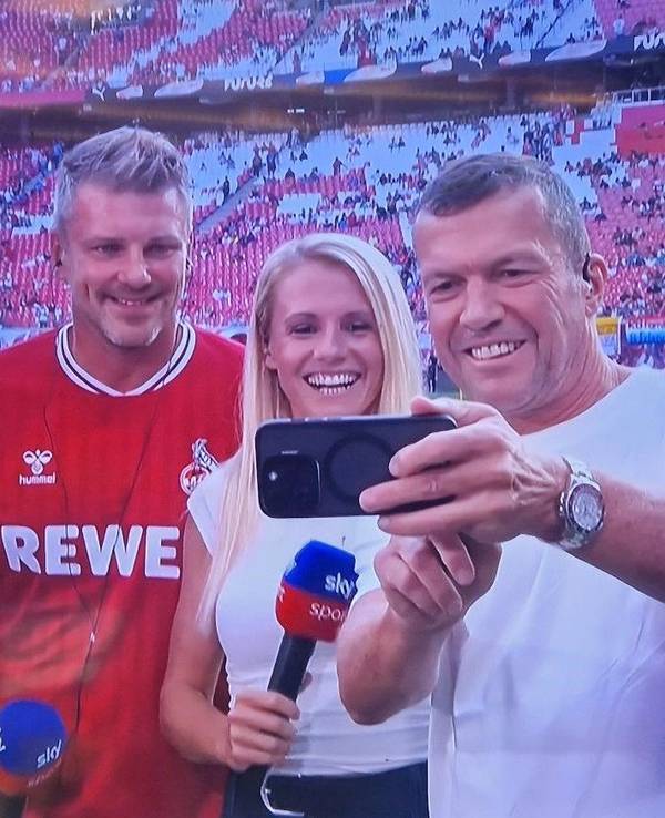 Lothar Matthäus, Julia Simic, Lukas Kwasniok und Sebastian Hellmann nehmen ein Selfie auf.
