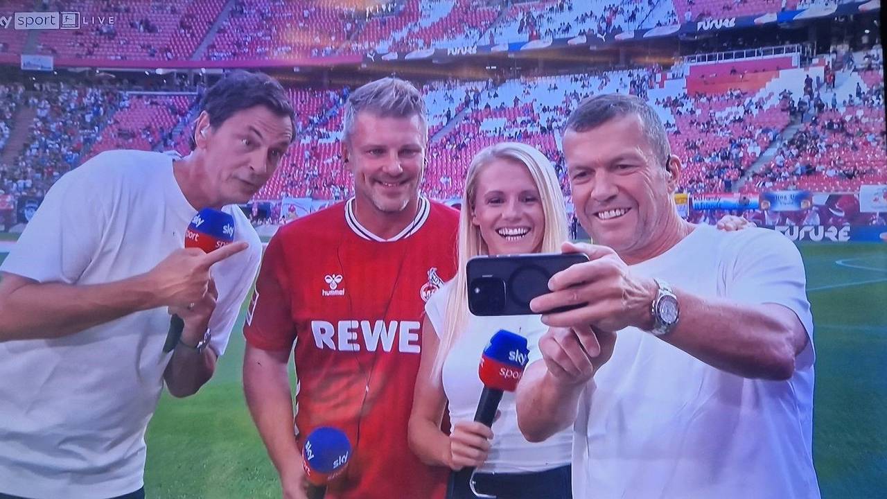 Lothar Matthäus, Julia Simic, Lukas Kwasniok und Sebastian Hellmann nehmen ein Selfie auf.