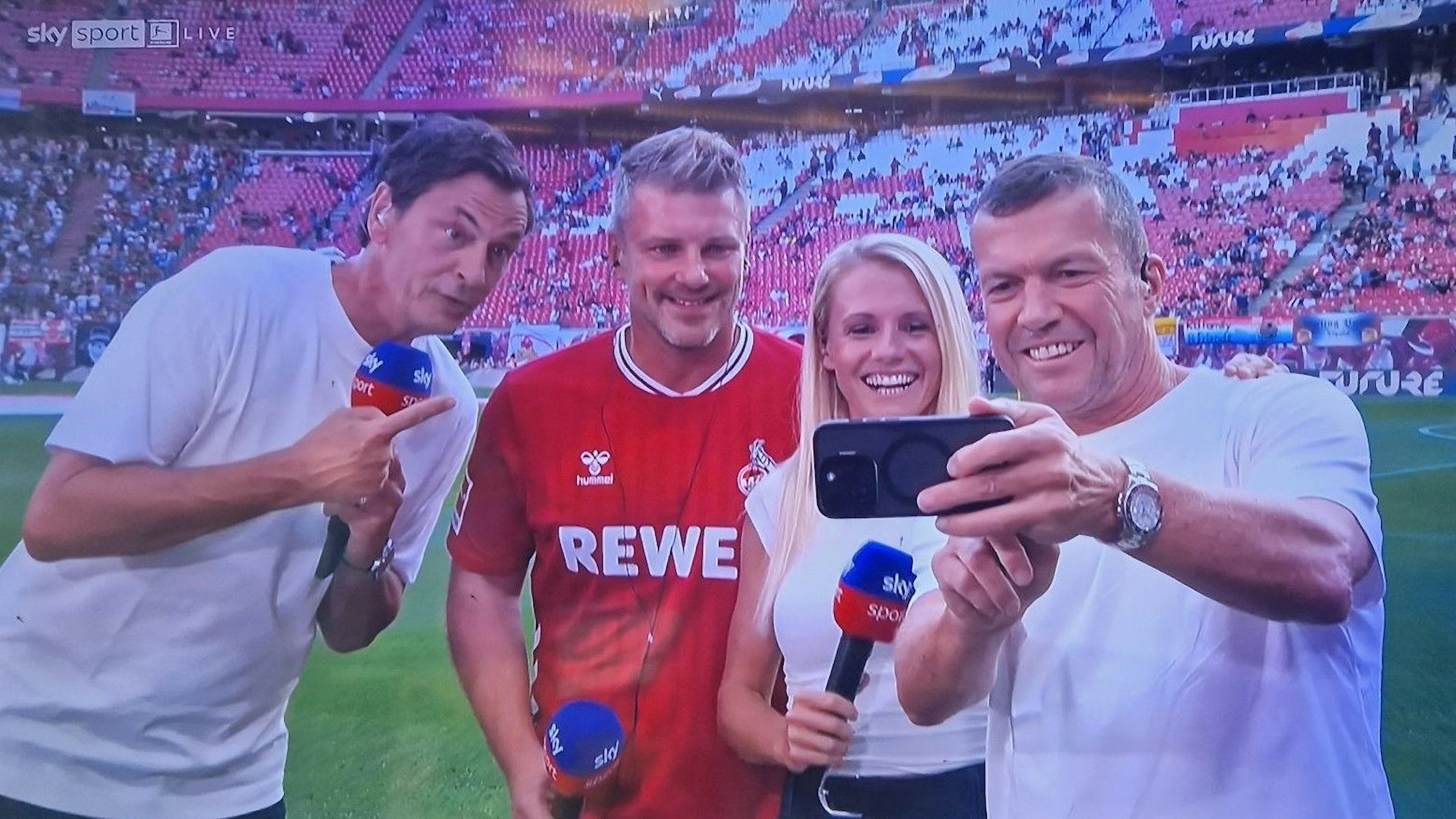 Lothar Matthäus, Julia Simic, Lukas Kwasniok und Sebastian Hellmann nehmen ein Selfie auf.