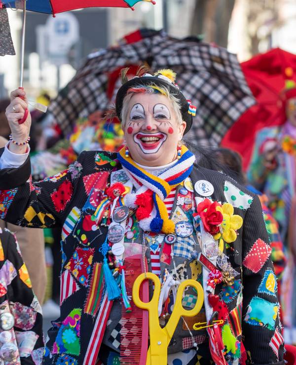 Ein Mainzer Karnevalist beim Rosenmontagszug 2025