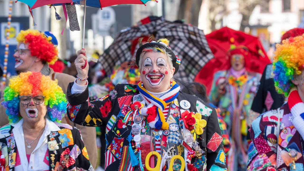 Ein Mainzer Karnevalist beim Rosenmontagszug 2025