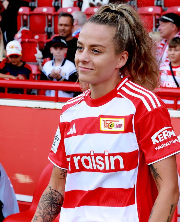 Jenny Hipp bei ihrer Vorstellung im Trikot von Union Berlin.
