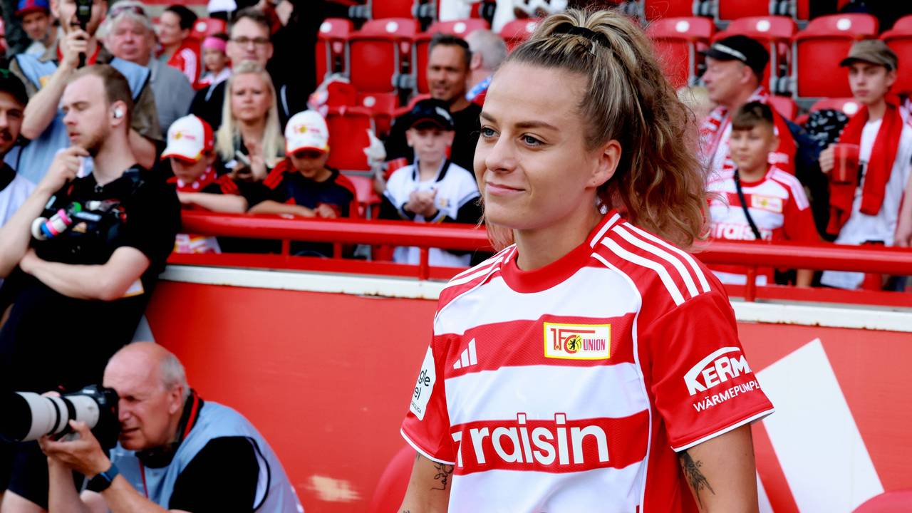 Jenny Hipp bei ihrer Vorstellung im Trikot von Union Berlin.