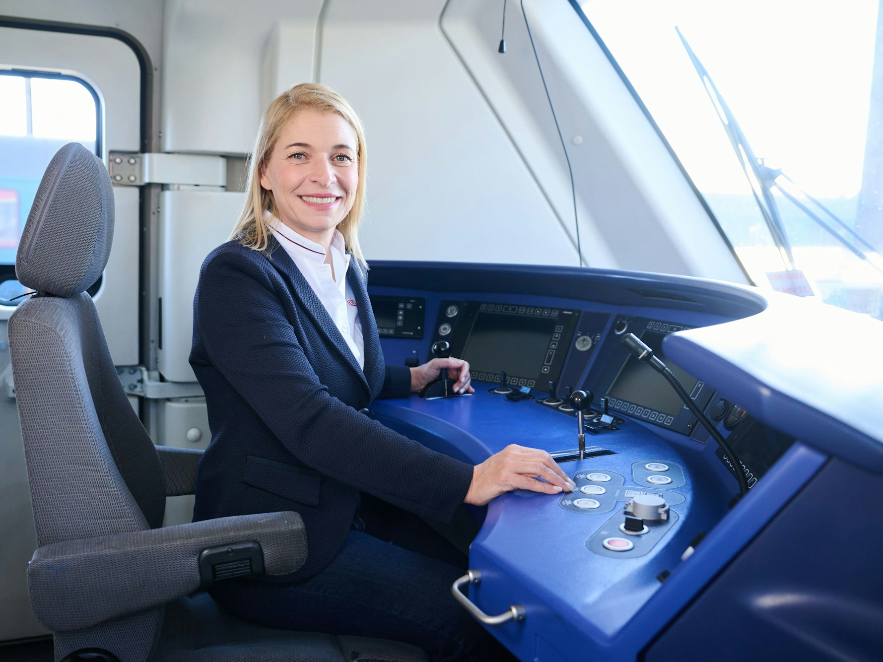 Evelyn Palla sitzt im Cockpit einer Bahn.