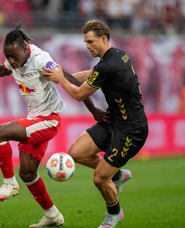 FC-Profi Joel Schmied im Zweikampf mit Leipzigs Diomande.