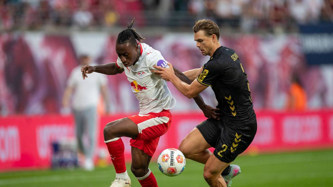 FC-Profi Joel Schmied im Zweikampf mit Leipzigs Diomande.