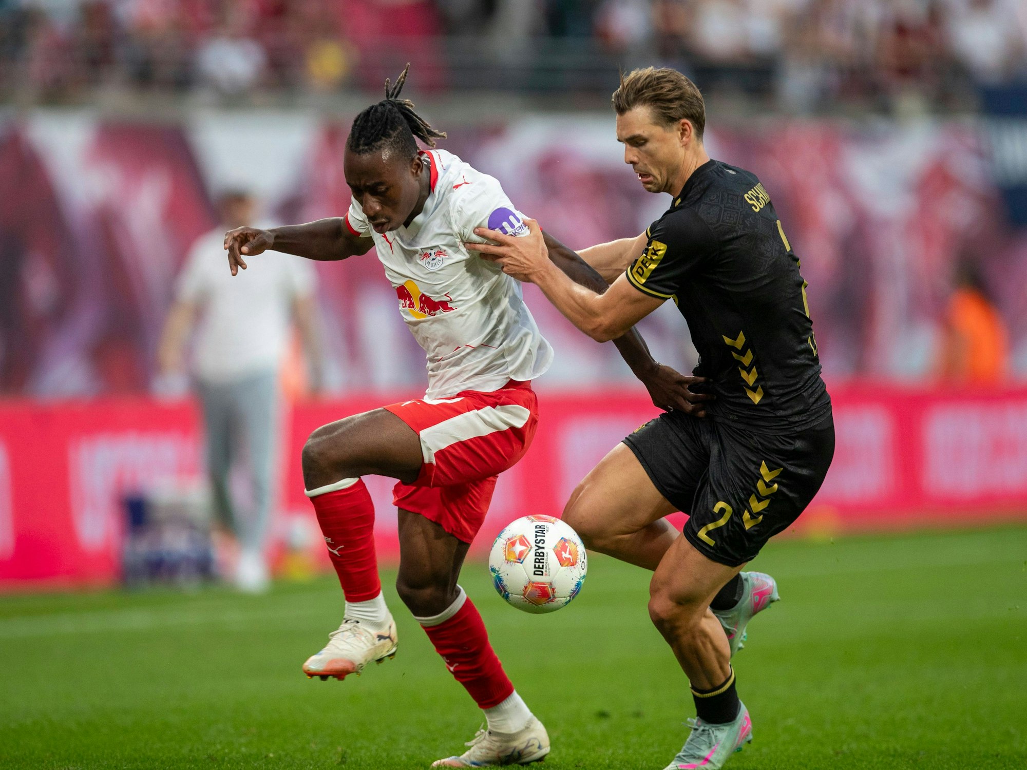 FC-Profi Joel Schmied im Zweikampf mit Leipzigs Diomande.