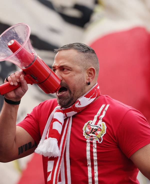 Der Kölner Capo Stephan Schell schreit ins Megafon.