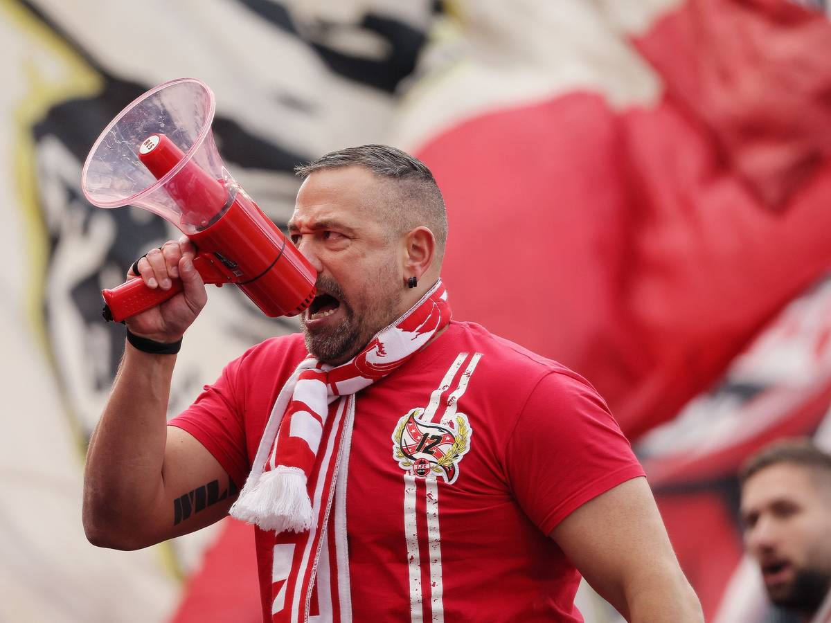 Der Kölner Capo Stephan Schell schreit ins Megafon.