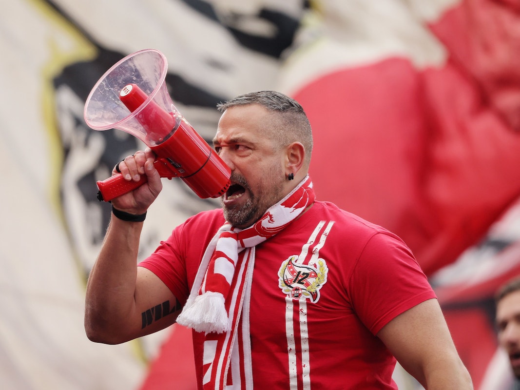 Der Kölner Capo Stephan Schell schreit ins Megafon.