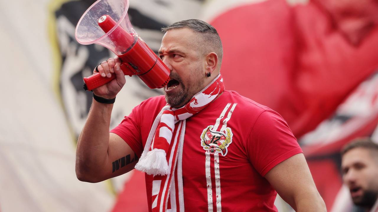 Der Kölner Capo Stephan Schell schreit ins Megafon.