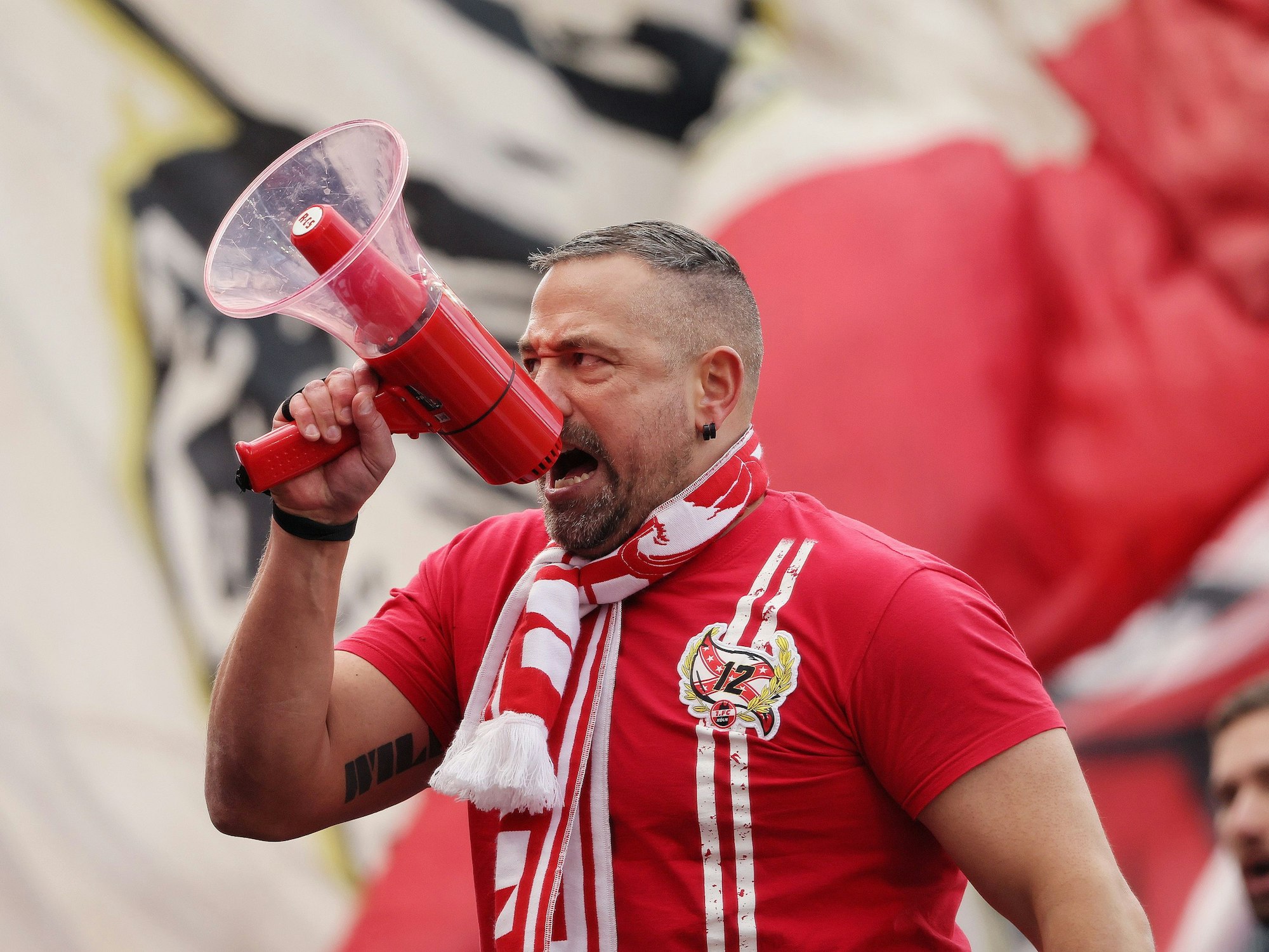 Der Kölner Capo Stephan Schell schreit ins Megafon.