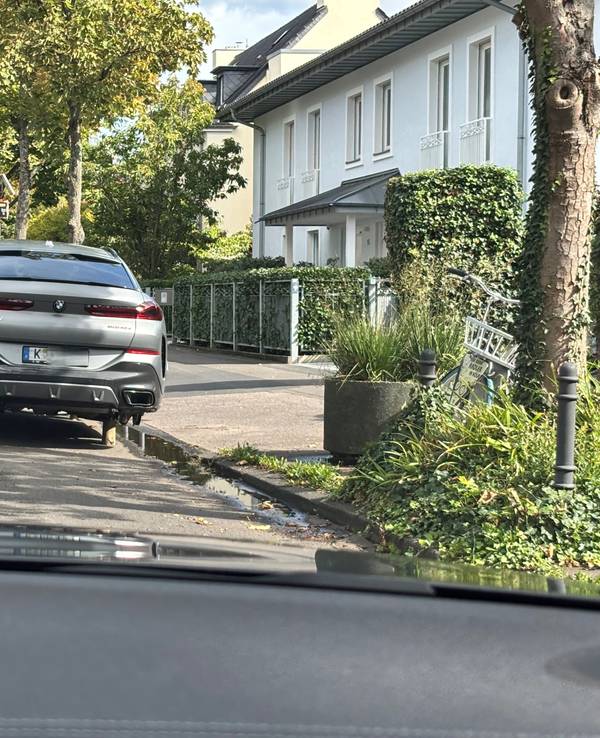 Ein Auto steht statt auf Rädern auf Holzpflöcken.