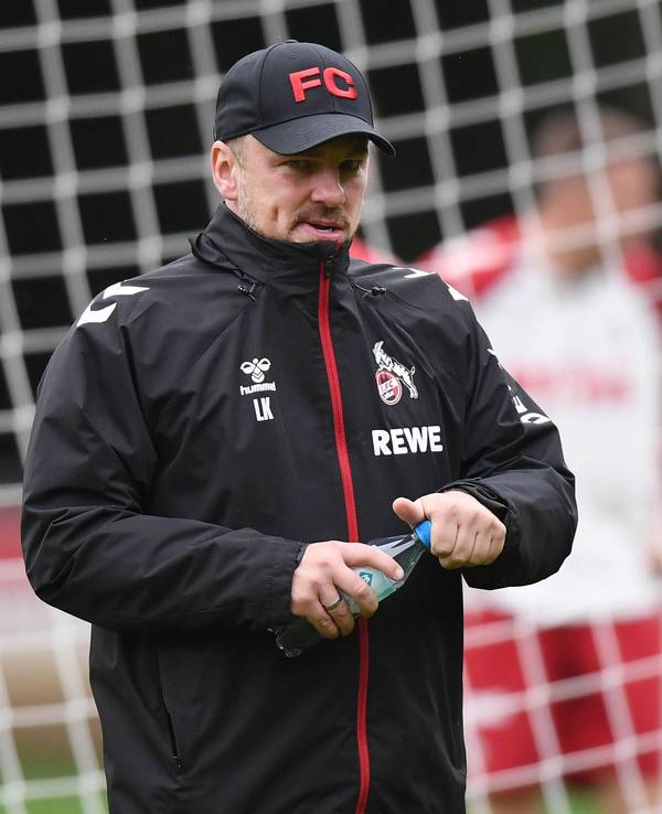 Lukas Kwasniok beobachtet das Training des 1. FC Köln.
