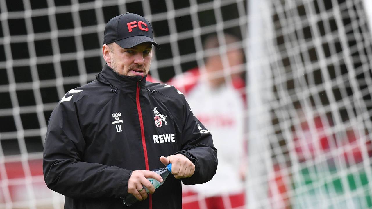 Lukas Kwasniok beobachtet das Training des 1. FC Köln.