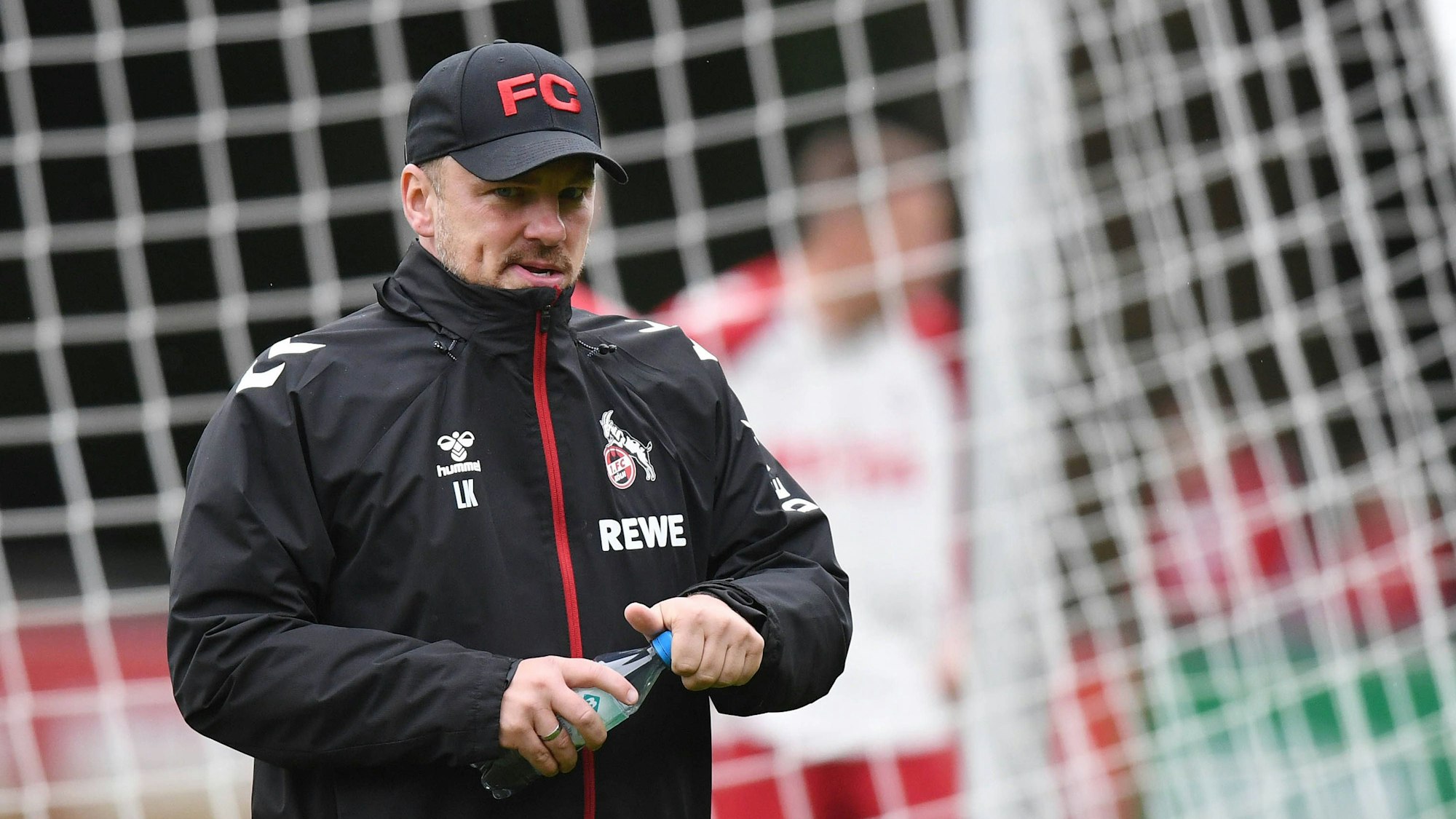 Lukas Kwasniok beobachtet das Training des 1. FC Köln.