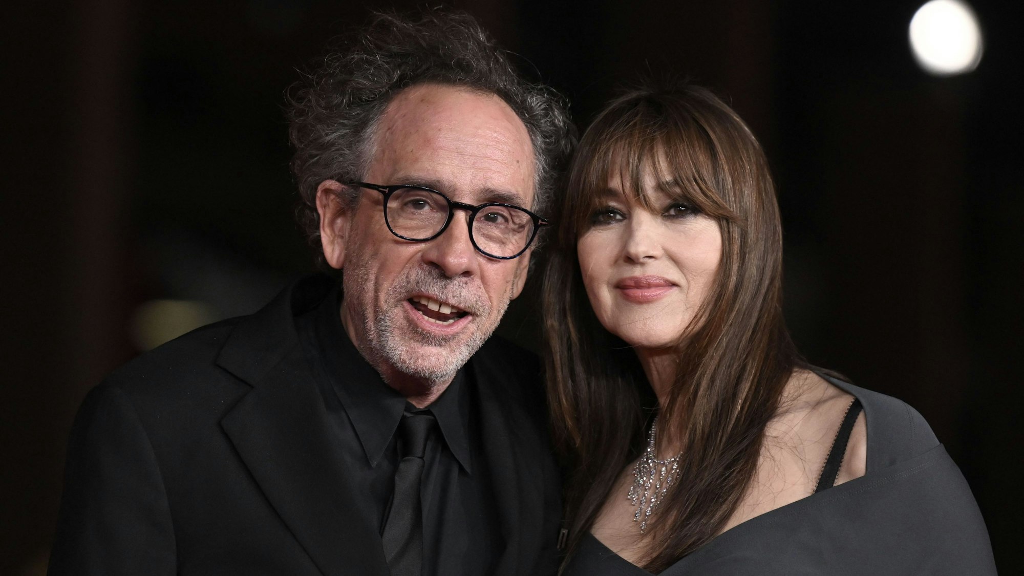 Monica Bellucci und Tim Burton 2023 in Rom.
