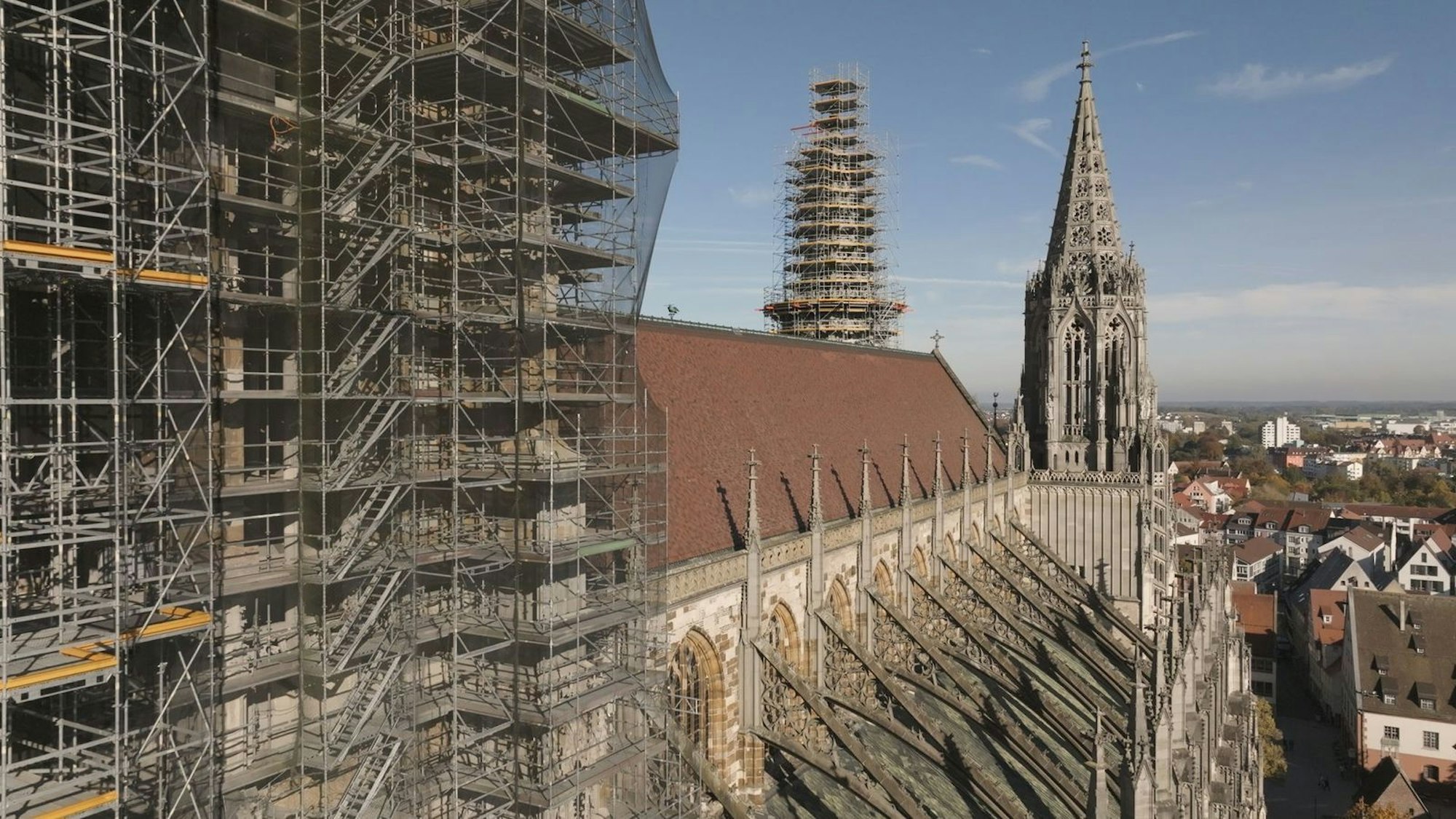 Der Turm des Ulmer Münsters ragt mit 116,5 Metern als höchster Kirchturm der Welt in den Himmel. In der ersten Episode der sechsteiligen Dokumentarreihe „Europas Ingenieurskunst“ werden unter anderem Steinmetz Aaron Weisser und sein Team bei der Restaurierung des Bauwerks begleitet. (Bild: National Geographic)