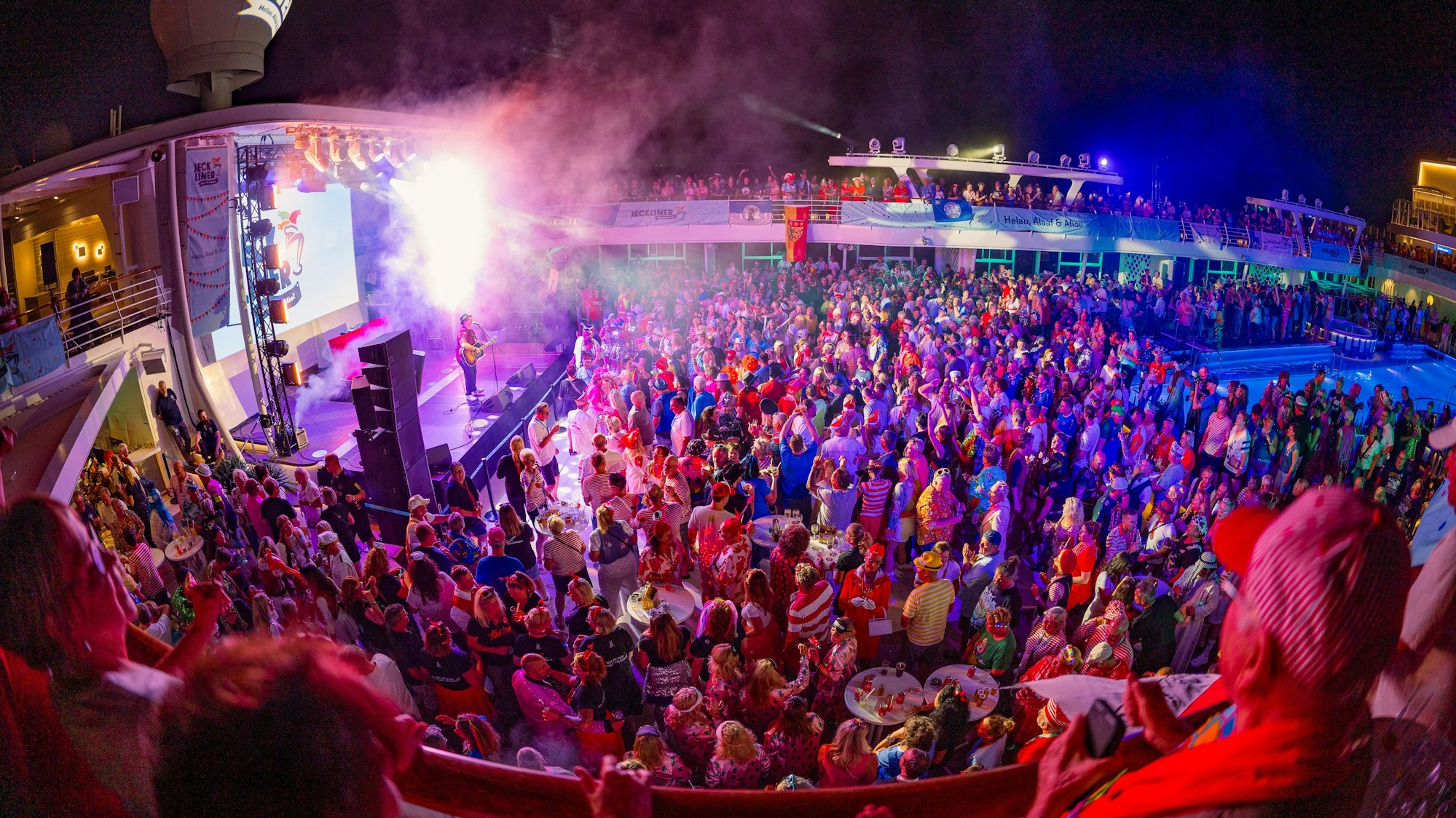 Björn Heuser steht auf der Jeckliner-Bühne.