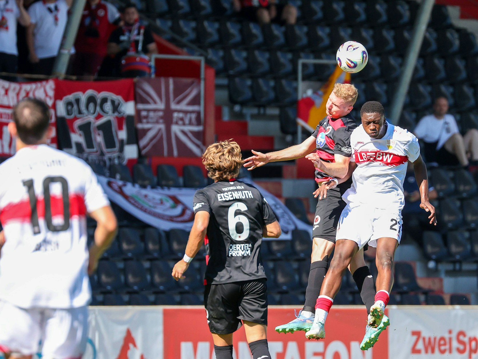 Meiko Sponsel im Kopfballduell mit Mansour Ouro-Tagba.