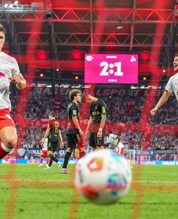 Willi Orban und Romulo jubeln über den 3:1-Treffer von RB Leipzig gegen den 1. FC Köln.
