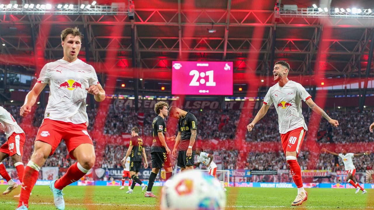 Willi Orban und Romulo jubeln über den 3:1-Treffer von RB Leipzig gegen den 1. FC Köln.