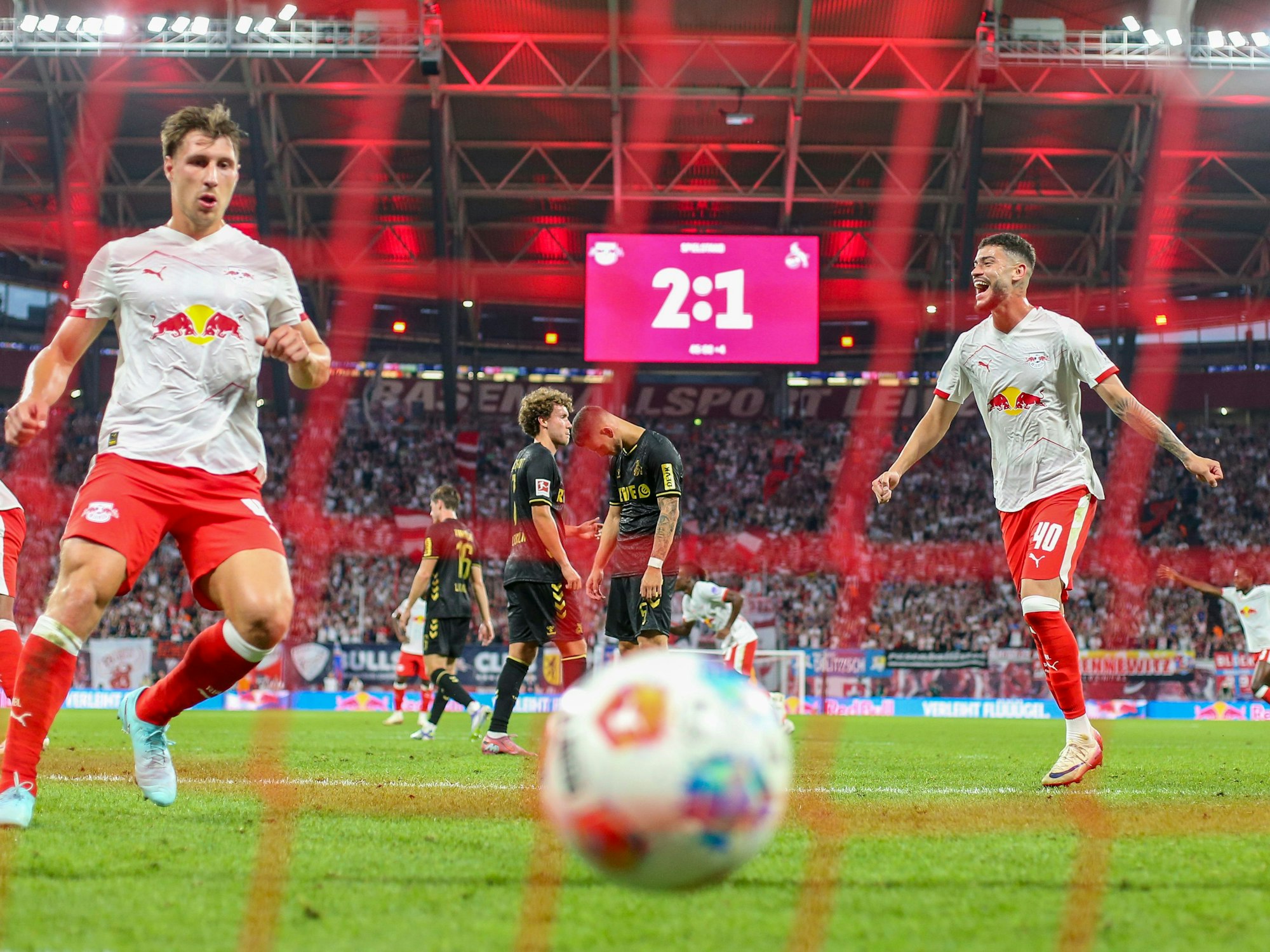 Willi Orban und Romulo jubeln über den 3:1-Treffer von RB Leipzig gegen den 1. FC Köln.