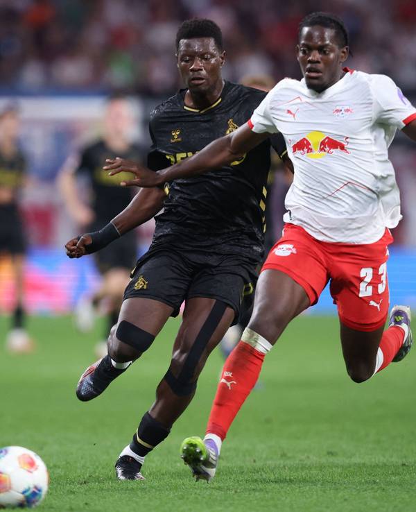 Ragnar Ache (l., 1. FC Köln) gegen Castello Lukeba (RB Leipzig) am 20. September 2025.