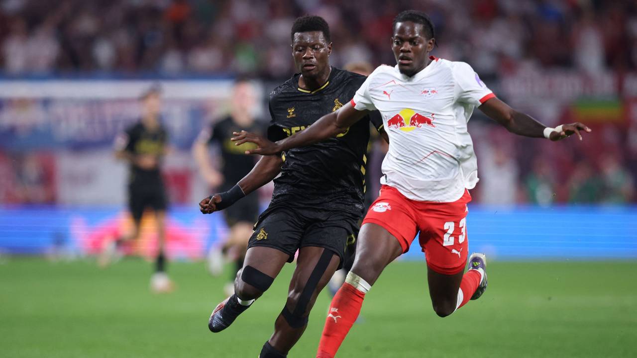 Ragnar Ache (l., 1. FC Köln) gegen Castello Lukeba (RB Leipzig) am 20. September 2025.