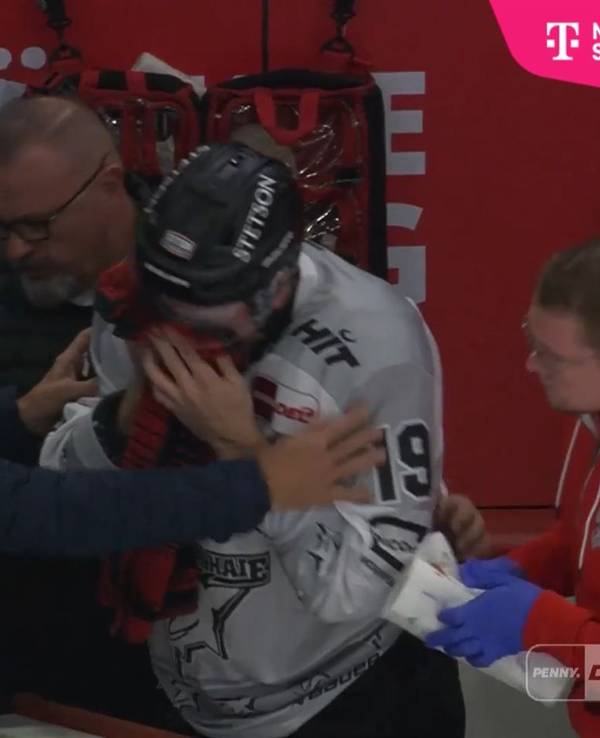 Frederik Storm hält sich ein Tuch an das blutende Gesicht.